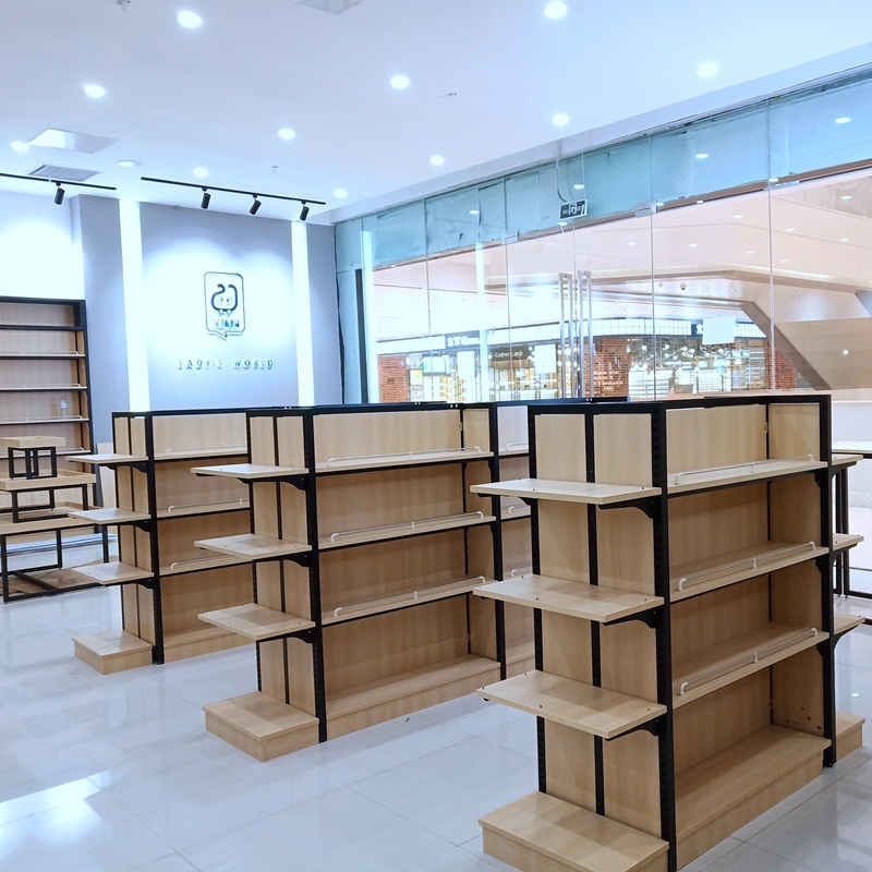 母嬰店選用鋼木貨架安裝實(shí)景
